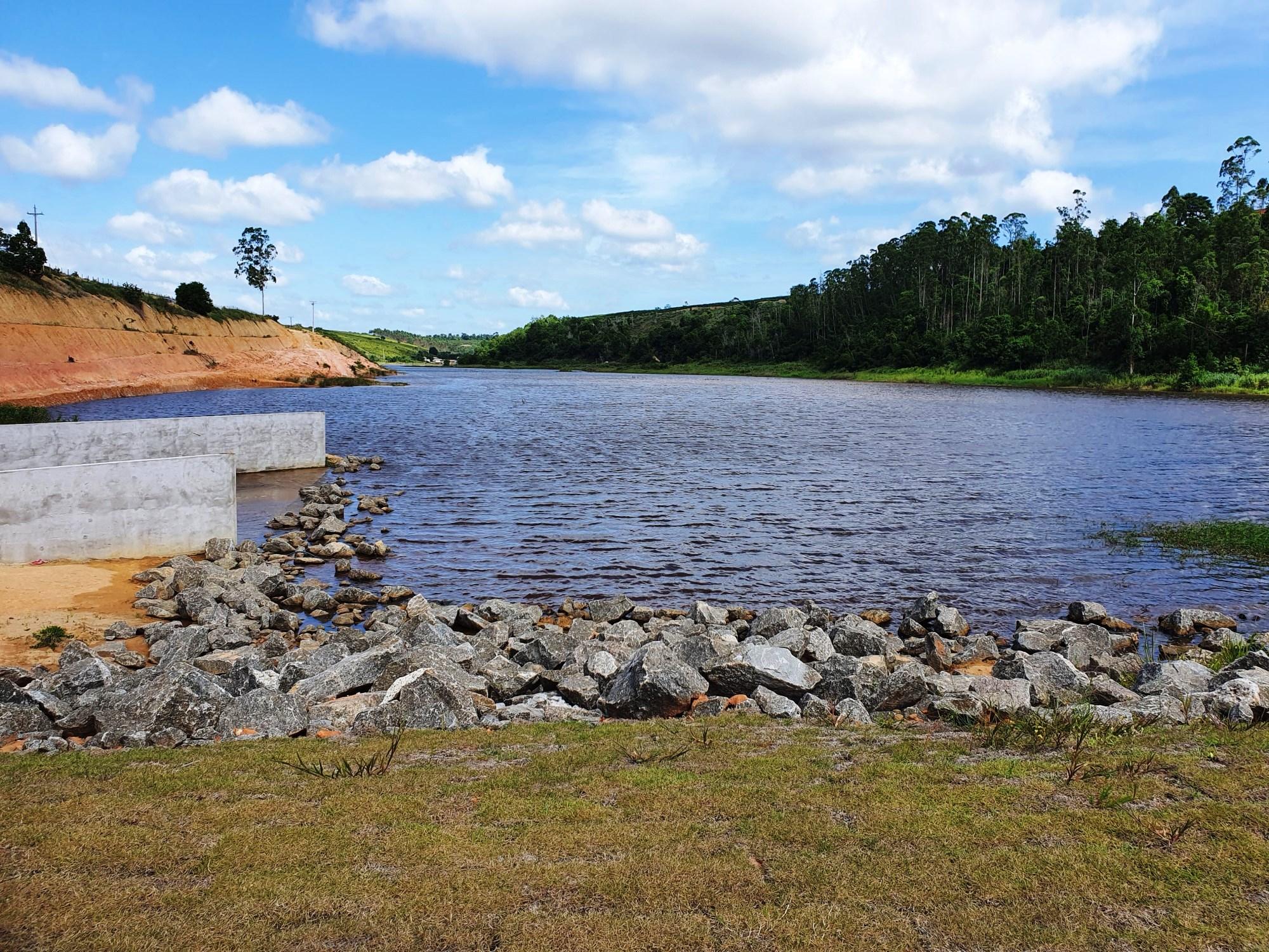 Casagrande inaugura Barragem Caximbau e visita obras do espaço multiesportivo, em Jaguaré