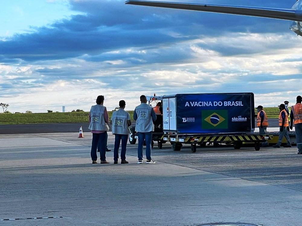 Governo de SP recebe lote com o equivalente a 5,5 milhões de doses da vacina CoronaVac