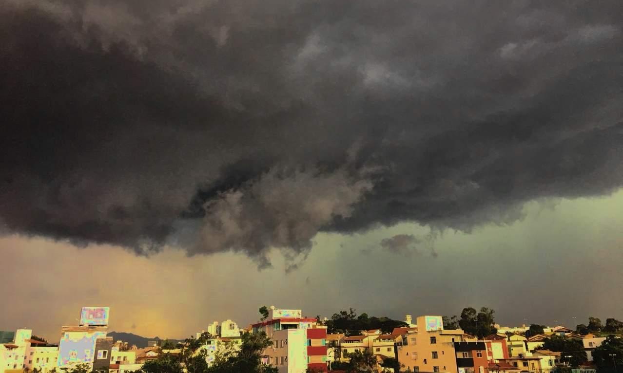 Instituto emite alerta vermelho para chuva forte em 44 municípios do ES. Veja a lista!