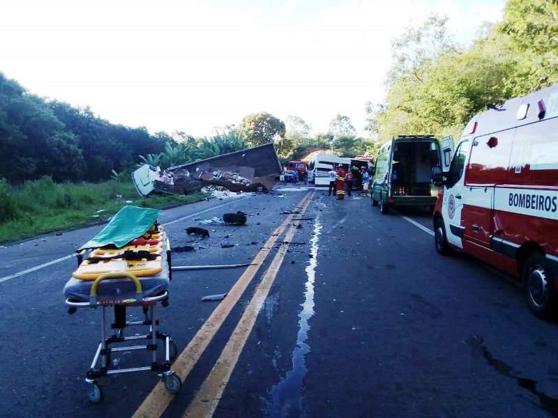 Acidente deixa ao menos 23 feridos na BR-101, em Anchieta (ES)