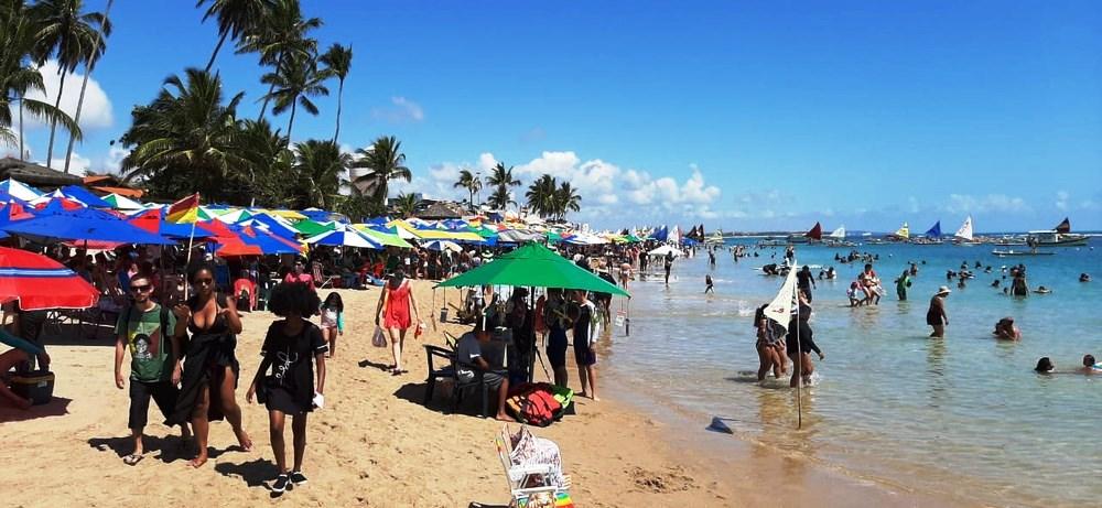 Praia lotada e público sem máscara no primeiro sábado do ano em Porto de Galinhas