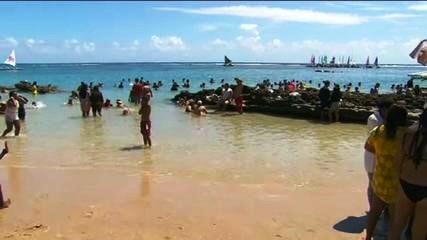 Praia lotada e público sem máscara no primeiro sábado do ano em Porto de Galinhas