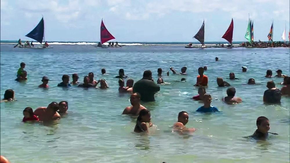 Praia lotada e público sem máscara no primeiro sábado do ano em Porto de Galinhas