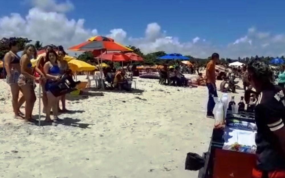 Praia lotada e público sem máscara no primeiro sábado do ano em Porto de Galinhas