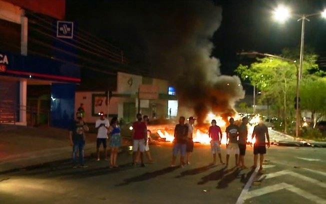 Moradores protestam após 48h sem luz em Teresina