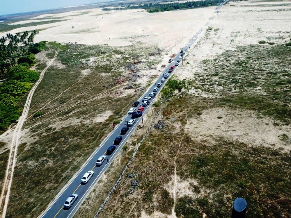 Areia das dunas invade PI-116 e rodovia registra longo engarrafamento