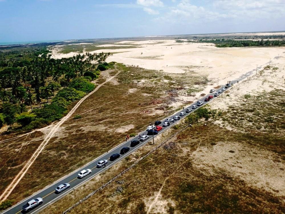 Areia das dunas invade PI-116 e rodovia registra longo engarrafamento