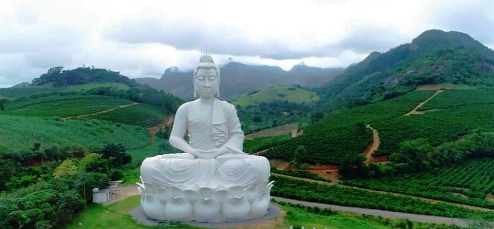 Segunda maior estátua de Buda do mundo é batizada em cerimônia à distância