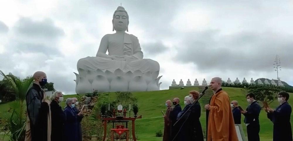 Segunda maior estátua de Buda do mundo é batizada em cerimônia à distância