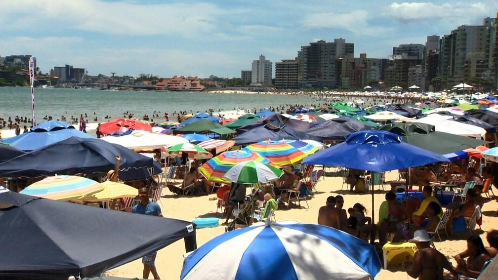 Banhistas se aglomeram nas praias do litoral do ES, mesmo durante a pandemia