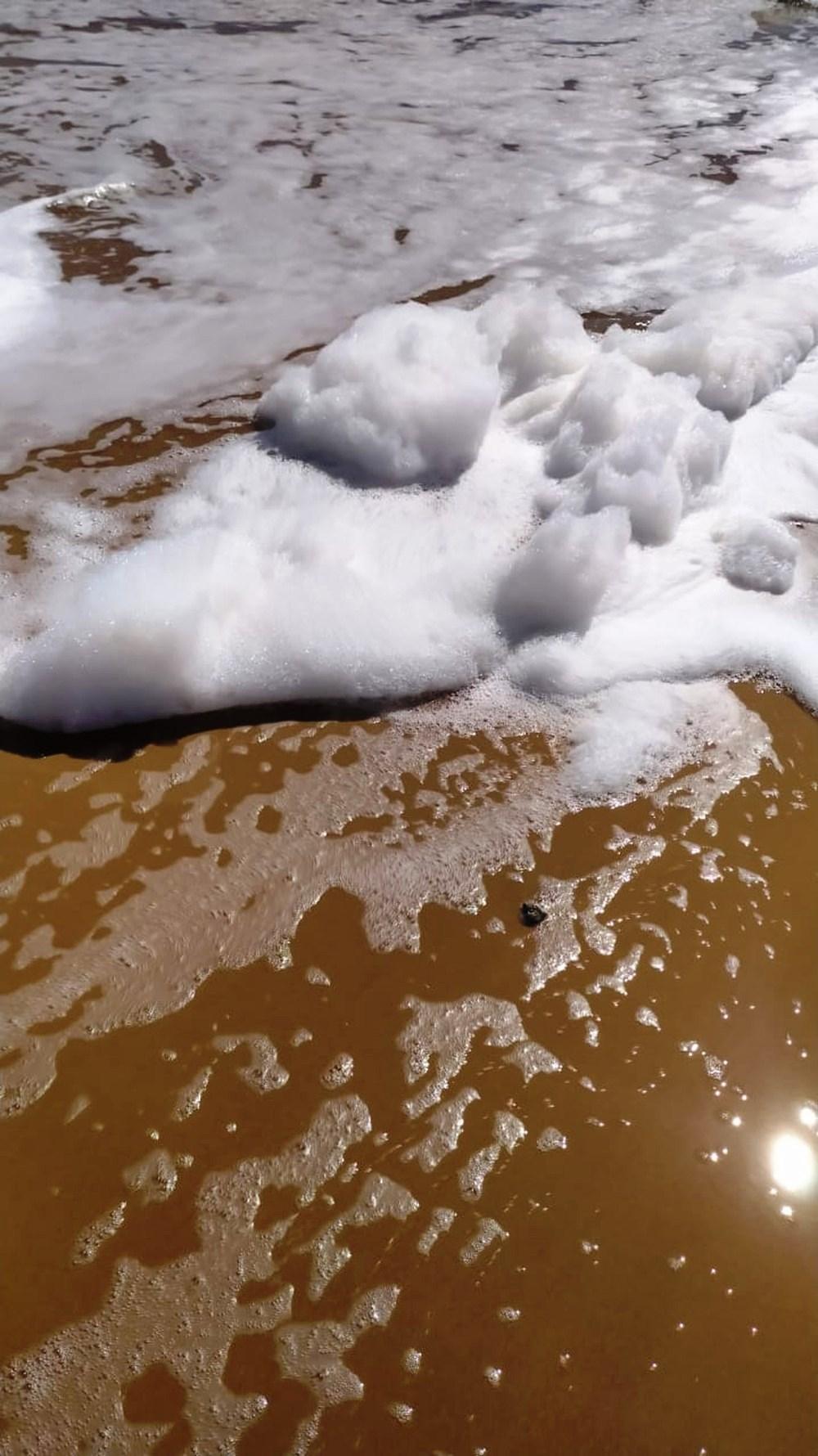 Espuma formada por lançamento de resíduo industrial aparece em praia do ES