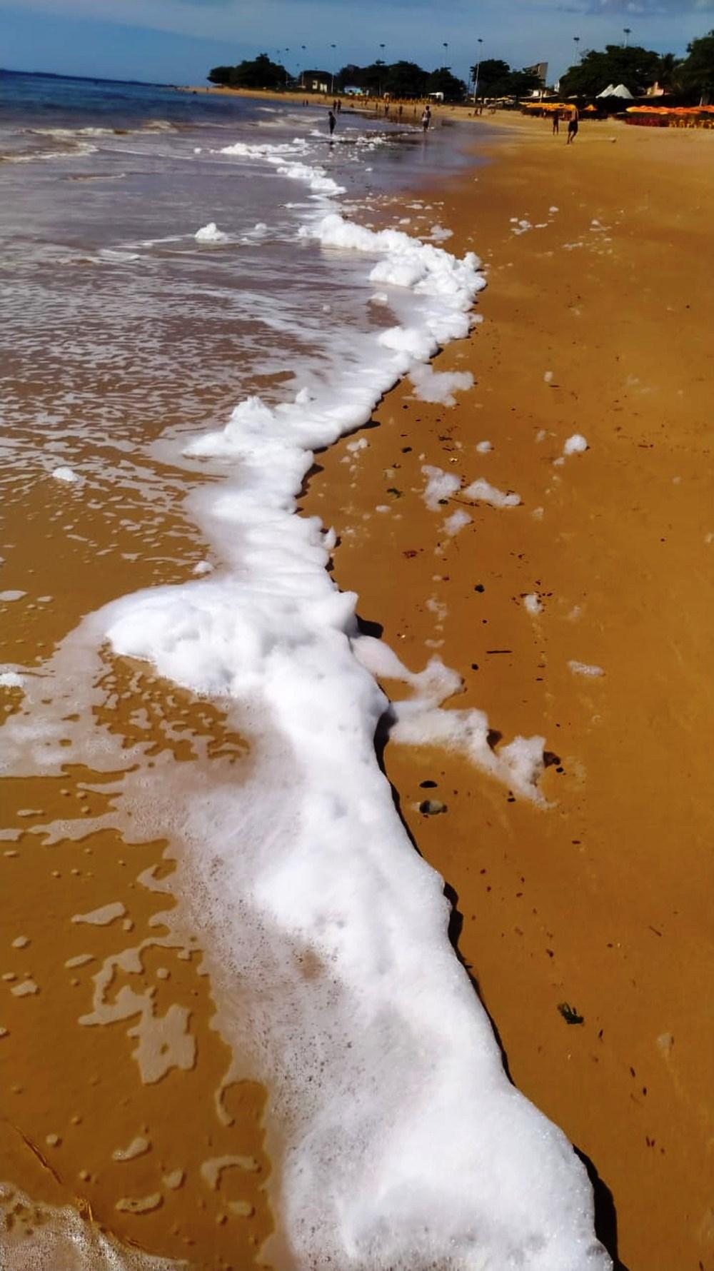 Espuma formada por lançamento de resíduo industrial aparece em praia do ES