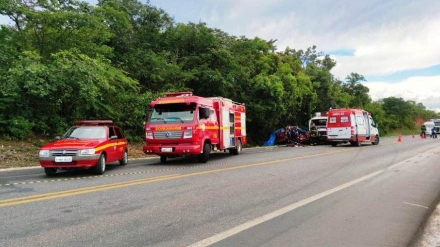 Acidente entre carro e caminhão deixa cinco mortos em Minas Gerais