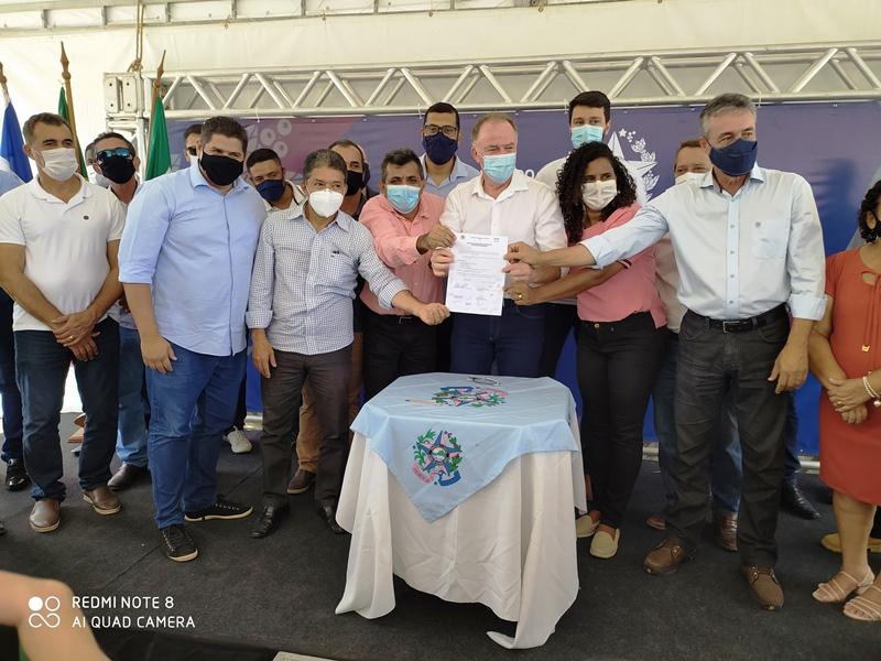 Casagrande visita Pinheiros e Pedro Canário e autoriza realização de obras