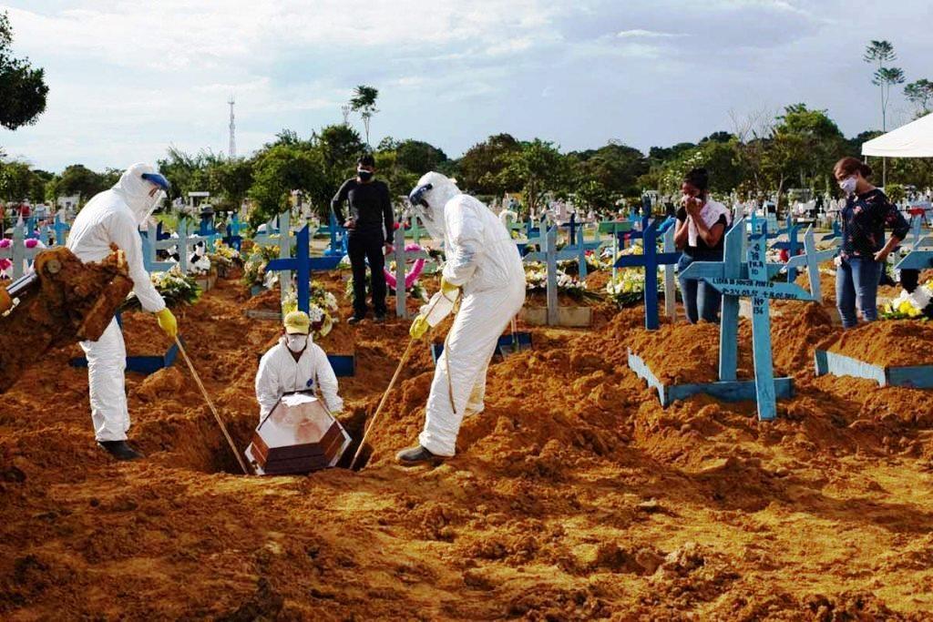 Retroescavadeiras viram coveiros e famílias têm 5 minutos para enterrar parentes