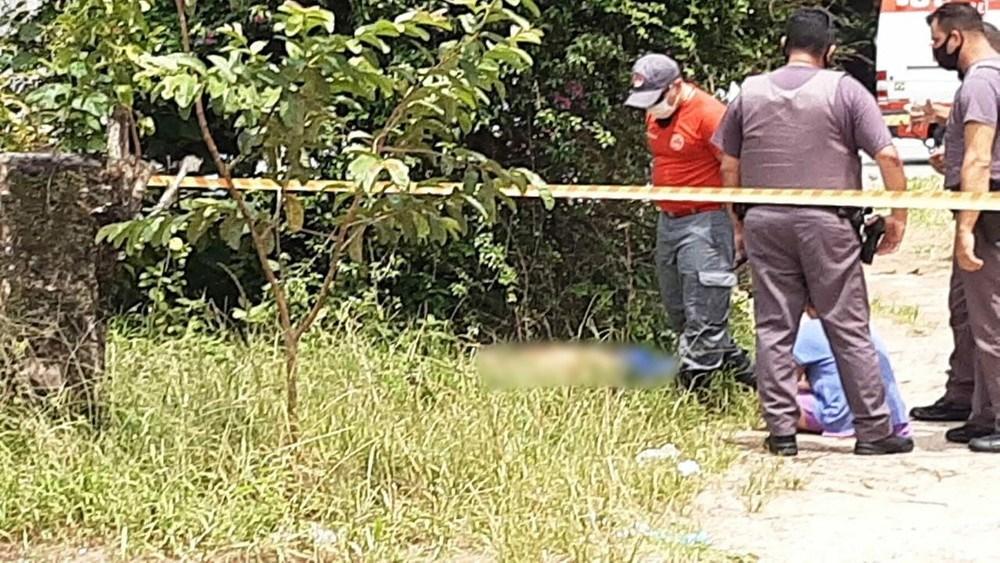 Homem morre após ser empurrado pela namorada durante briga por chave