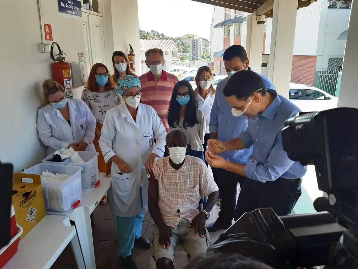 Primeiros idosos são vacinados contra a covid-19 em asilos de Vitória e Viana