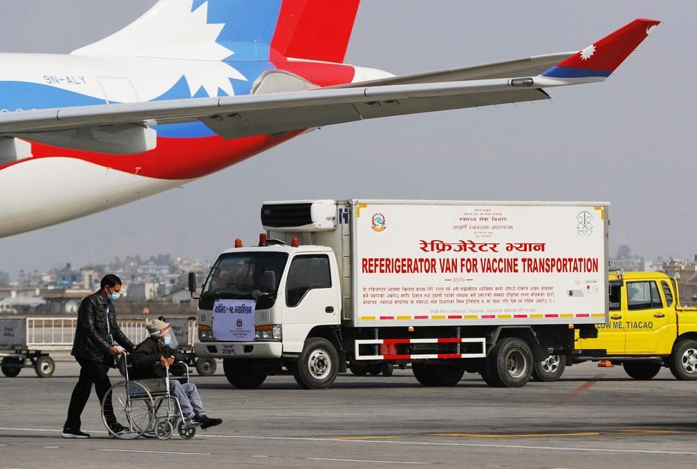 Avião com 2 milhões de doses da vacina de Oxford importadas da Índia chega ao Brasil