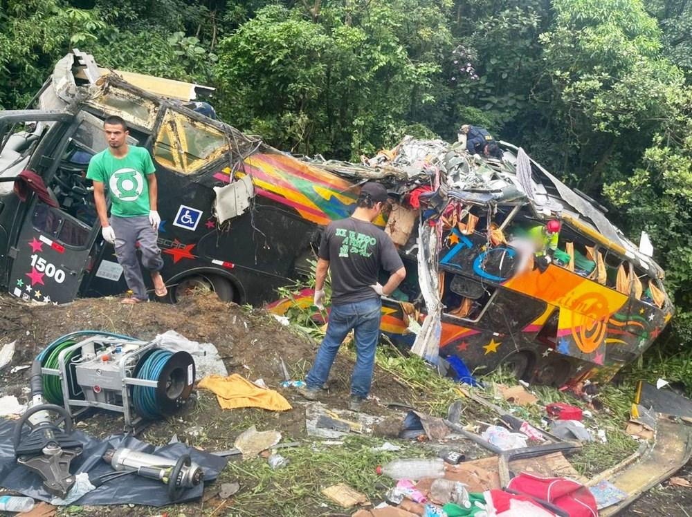 Acidente com ônibus na BR-376 deixa 21 mortos e 33 feridos, diz PM