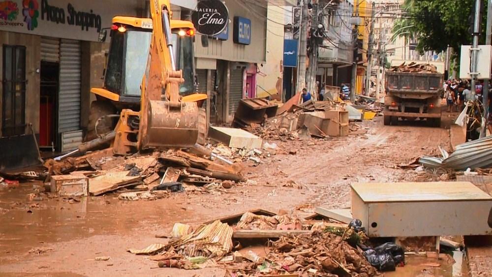 Um ano após enchente, moradores e comerciantes do Sul do ES lutam para se reerguer