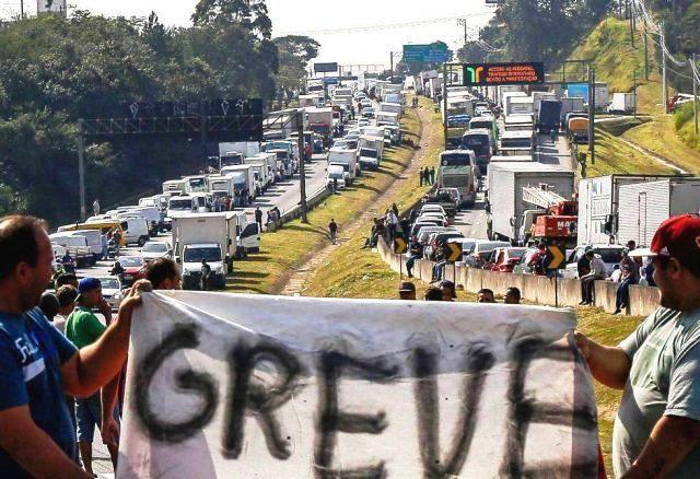 “Apelamos a caminhoneiros que não façam greve”, diz Bolsonaro