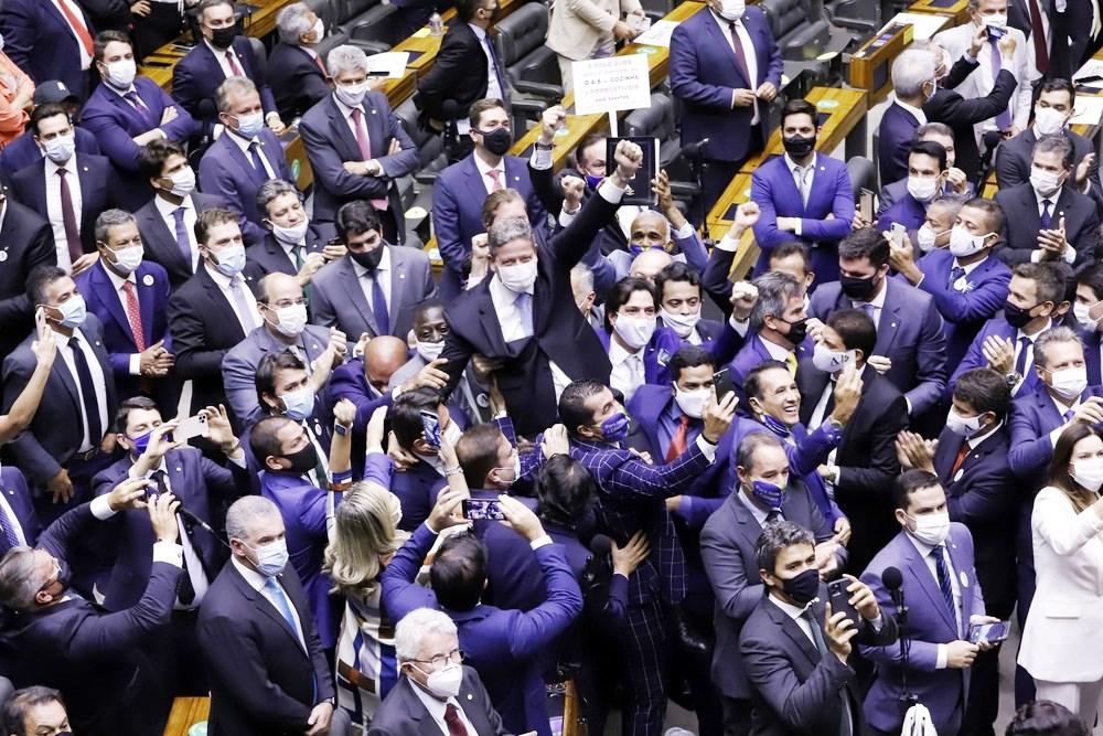 Deputado Arthur Lira, do PP, é eleito presidente da Câmara em 1º turno com apoio de Bolsonaro