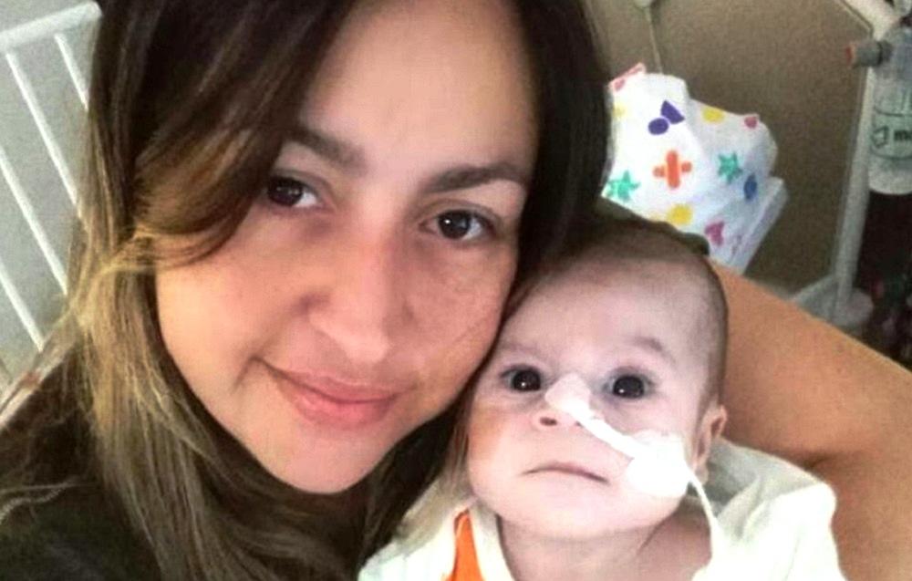 Bebê nasce com 3 braços, metade do coração e passa por 5 cirurgias nos primeiros meses de vida