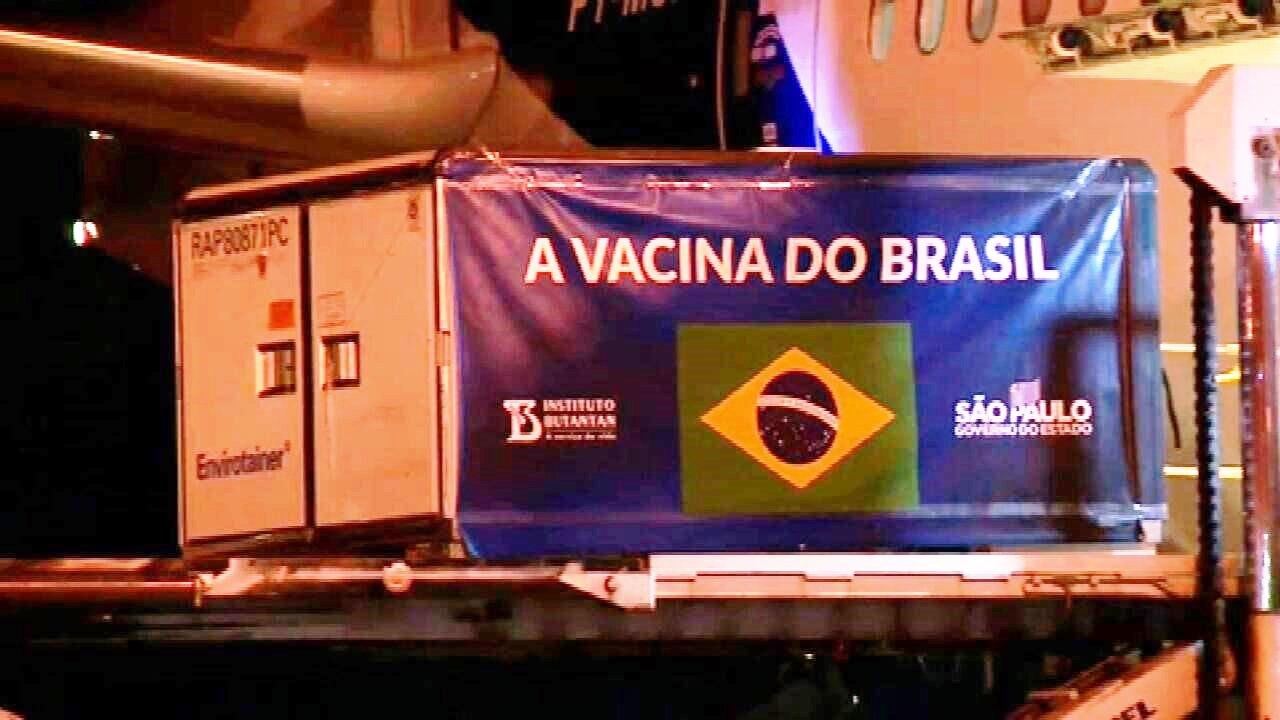 Avião com insumos para produção de 8,6 milhões de doses da vacina CoronaVac chega ao Brasil