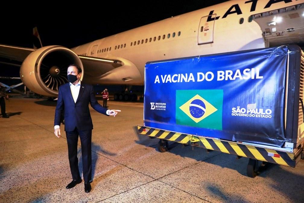 Avião com insumos para produção de 8,6 milhões de doses da vacina CoronaVac chega ao Brasil