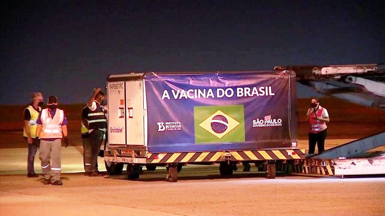 Avião com insumos para produção de 8,6 milhões de doses da vacina CoronaVac chega ao Brasil