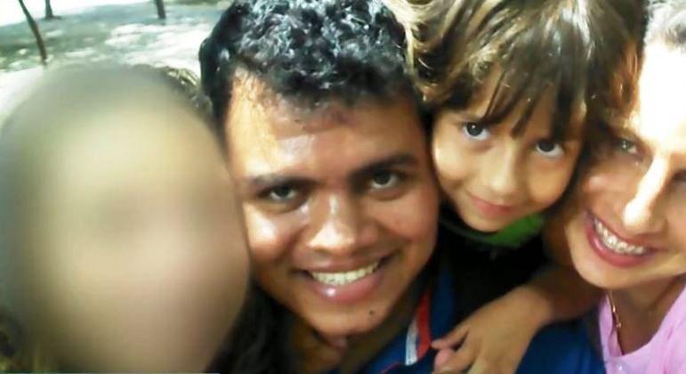 Homem mata esposa e enteada de 9 anos e enterra em quintal