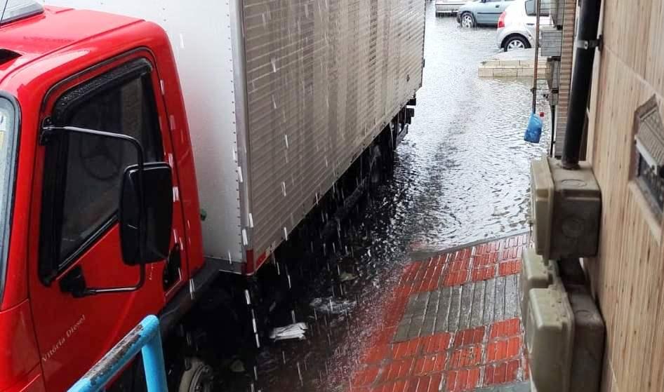 Chuva provoca queda de árvores, transbordamento de rio e alagamentos em municípios do ES