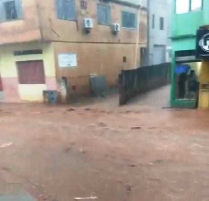 Chuva causa alagamentos na Grande Vitória e no interior do ES