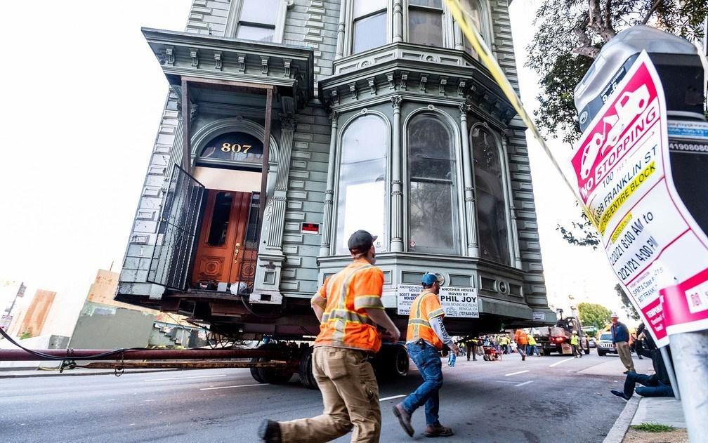 Casa de 139 anos é transportada para mudar de endereço nos Estados Unidos