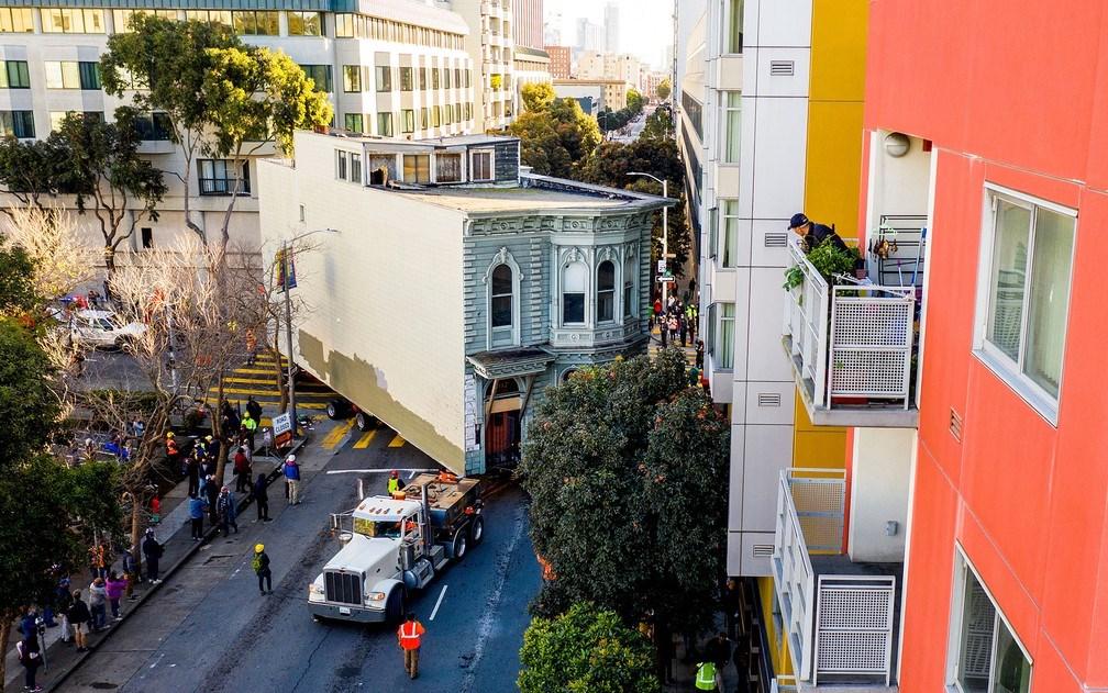 Casa de 139 anos é transportada para mudar de endereço nos Estados Unidos