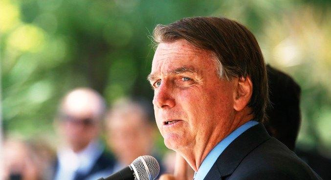 Bolsonaro cobra 'transparência' e questiona salários na Petrobras