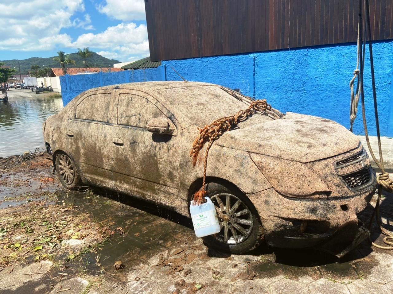 Corpo de empresário desaparecido é encontrado em carro no fundo de rio