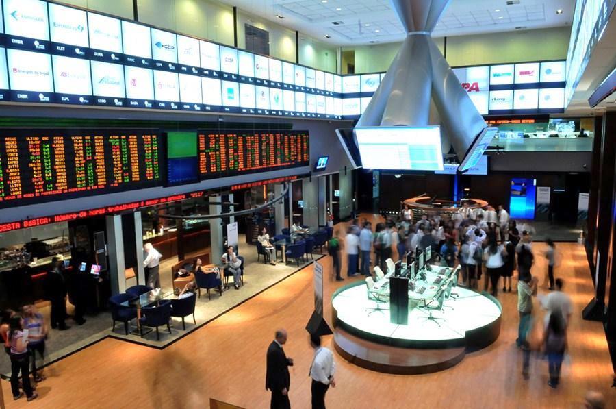 Ibovespa cai 5% com risco político; Petrobras perde R$ 74 bilhões