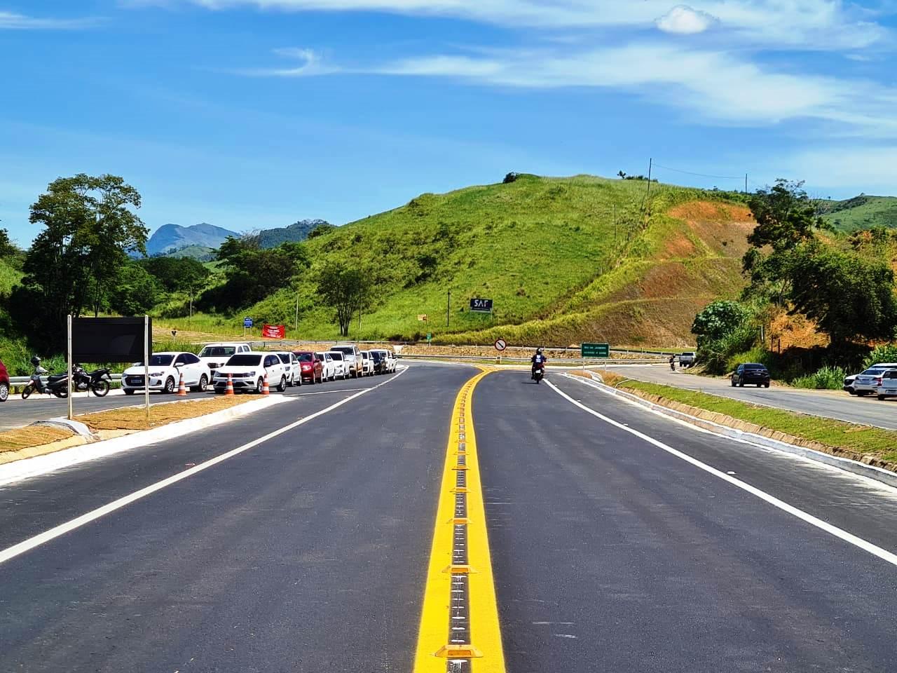 Casagrande entrega obra de recuperação da ES-297 em Bom Jesus do Norte, no ES