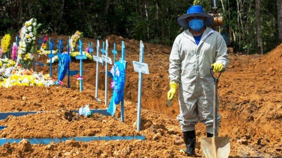 Brasil registra 1.800 mortes por Covid em 24h; média móvel cresce há 12 dias