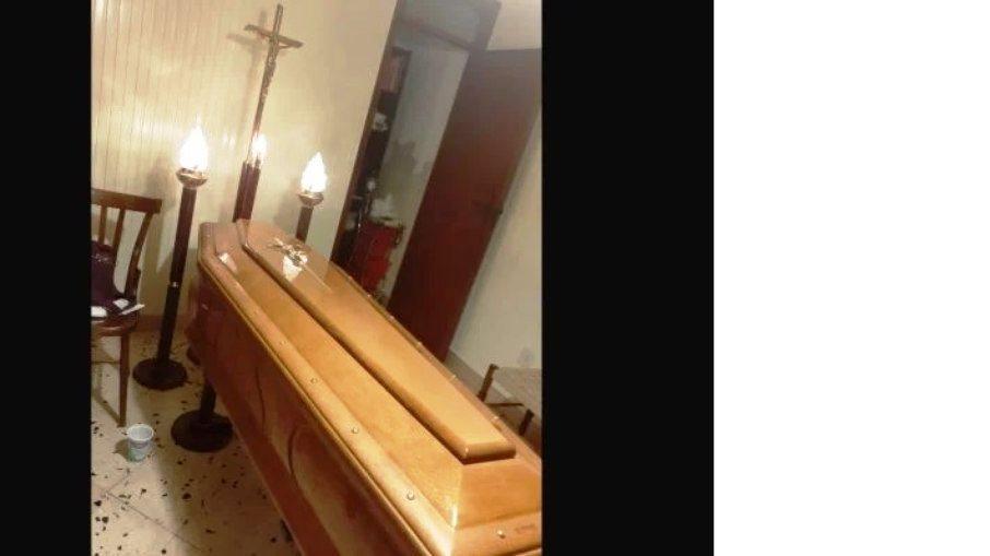 Por falta de vaga em cemitério, mulher mantém mãe morta na sala de casa