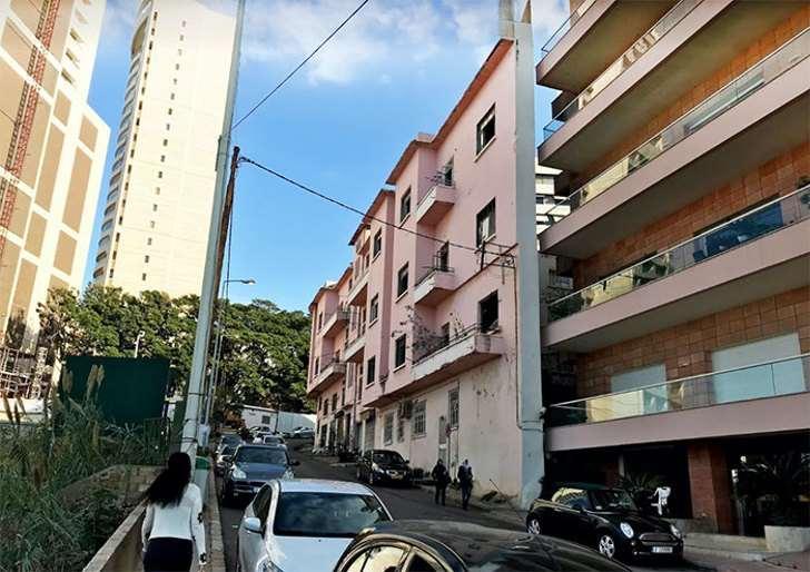 Homem constrói casa estreita e alta apenas para cobrir a vista que seu irmão tinha do oceano