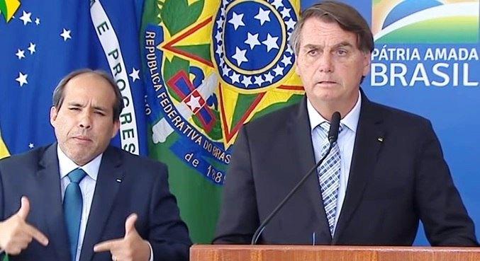 Bolsonaro sanciona leis que facilitam compra de vacinas