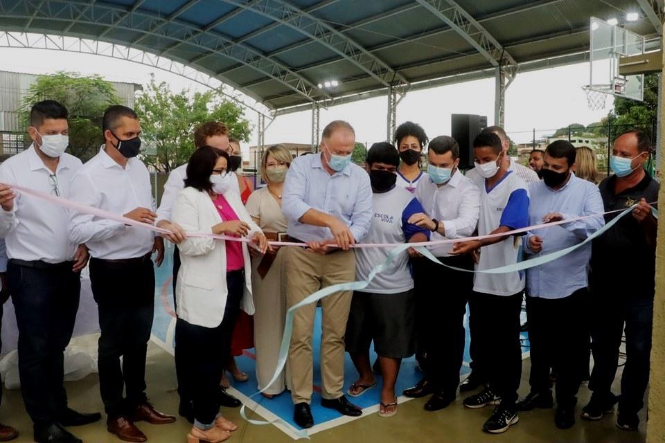 Casagrande inaugura reforma de quadras poliesportivas em escolas de Viana