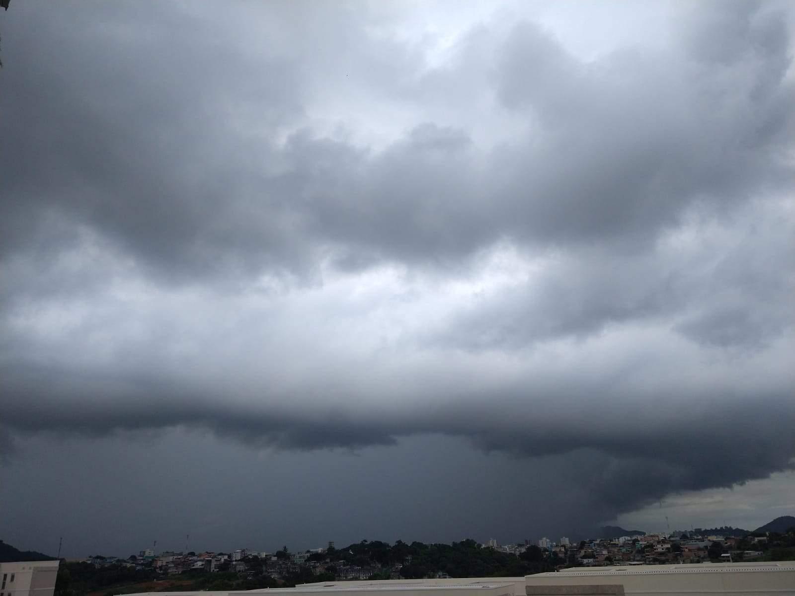 Semana começa com aviso de chuvas intensas para o Sul do ES. Veja a previsão!