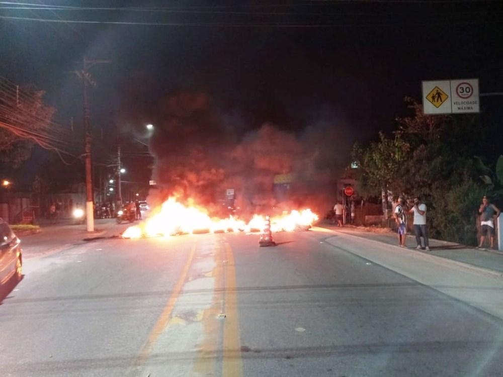 Moradores de Ubatuba queimam pneus em rodovia contra entrada de turistas