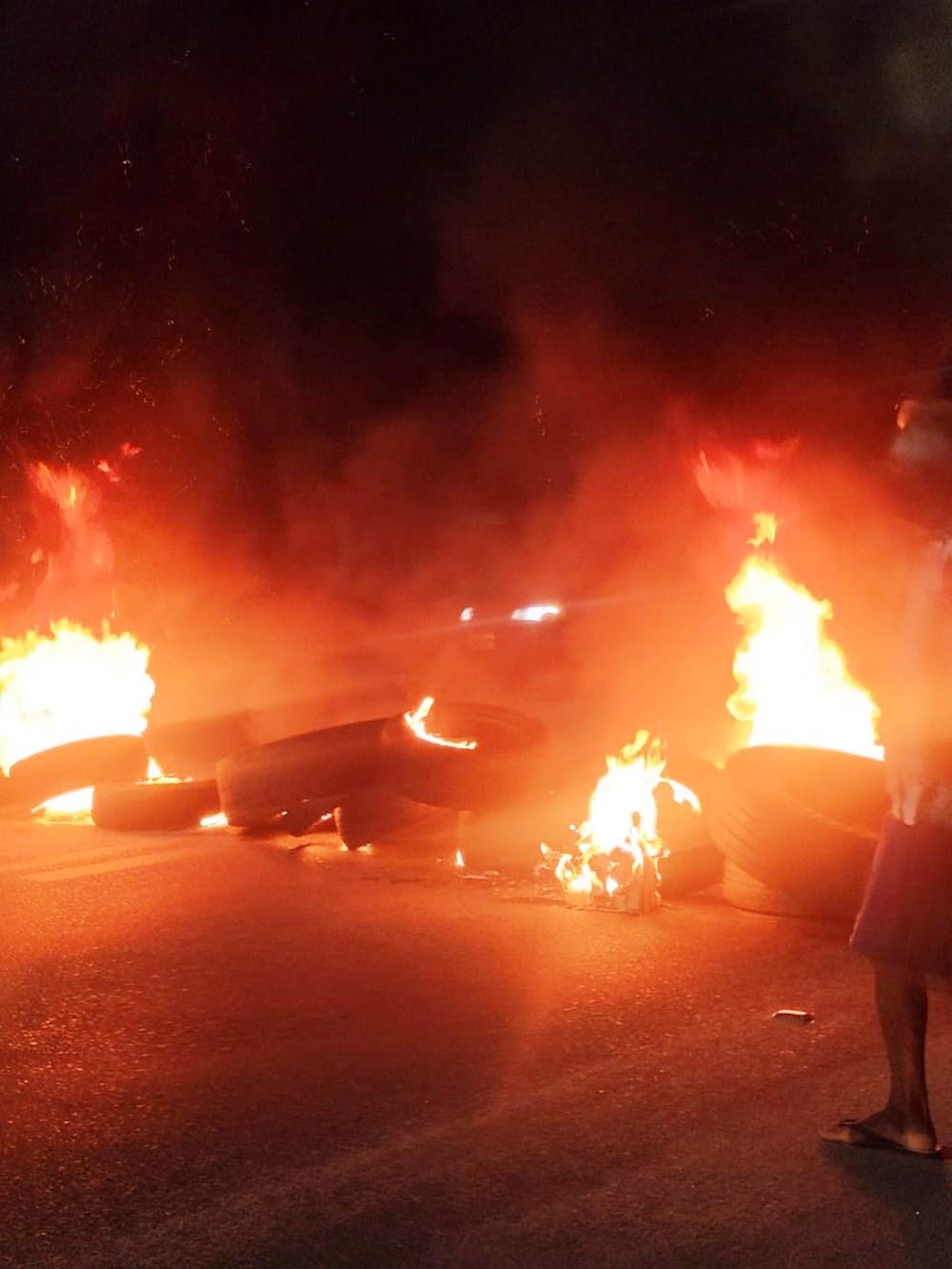 Moradores de Ubatuba queimam pneus em rodovia contra entrada de turistas