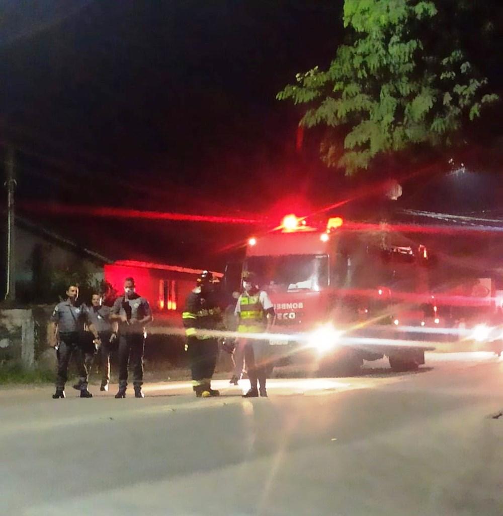 Moradores de Ubatuba queimam pneus em rodovia contra entrada de turistas