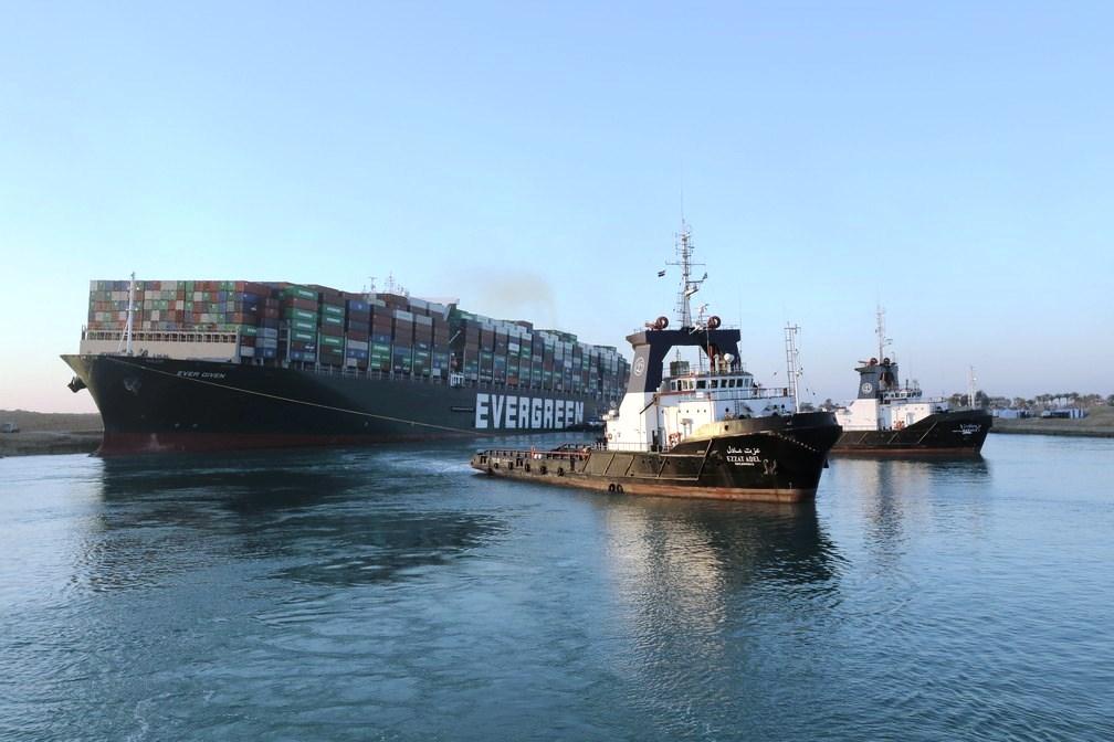 Navio é desencalhado e volta a navegar após 6 dias no Canal de Suez