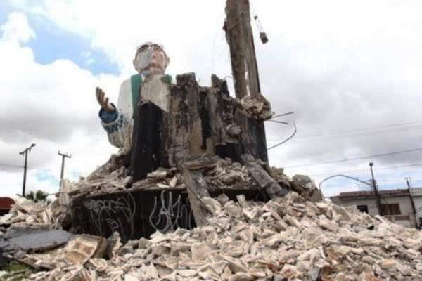 Estátua de 13 metros de Padre Cícero desaba sobre a rua